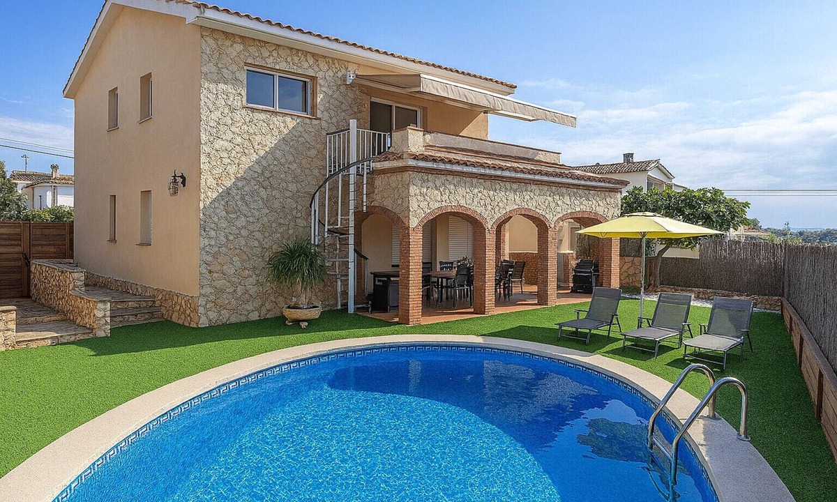 Pineda de Mar Villa | Cozy beach town villa for 8 - no car necessary!