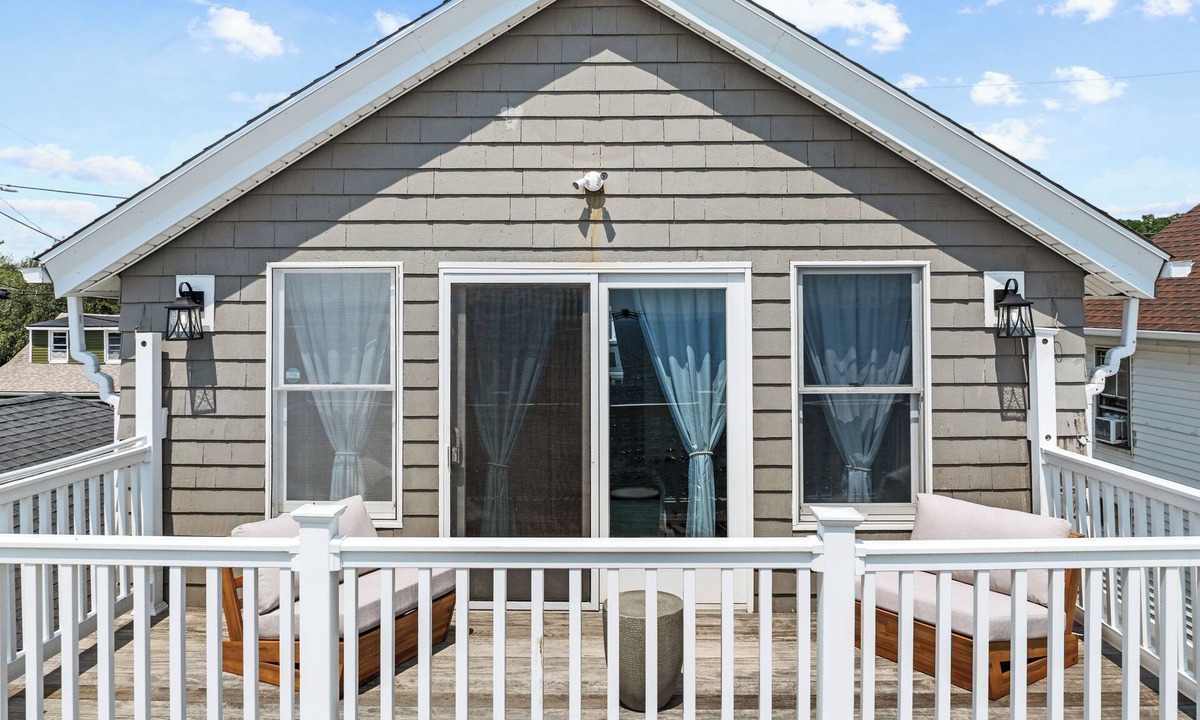 Somerset House | Cozy Beachfront Paradise — Hot Tub, Fire Pit & Views for Days