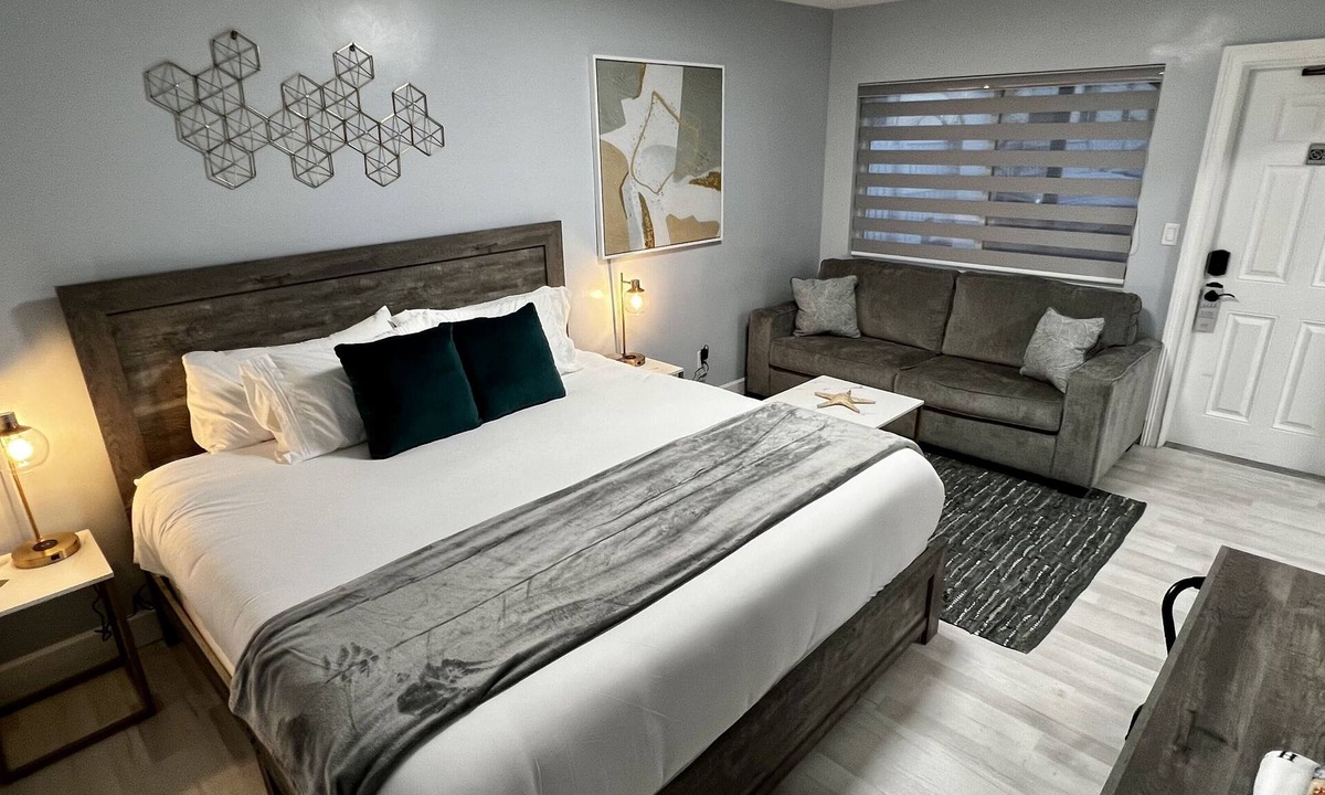 Daytona Beach Hotel | Cozy Beachside Boutique Hotel King Suite with kitchen