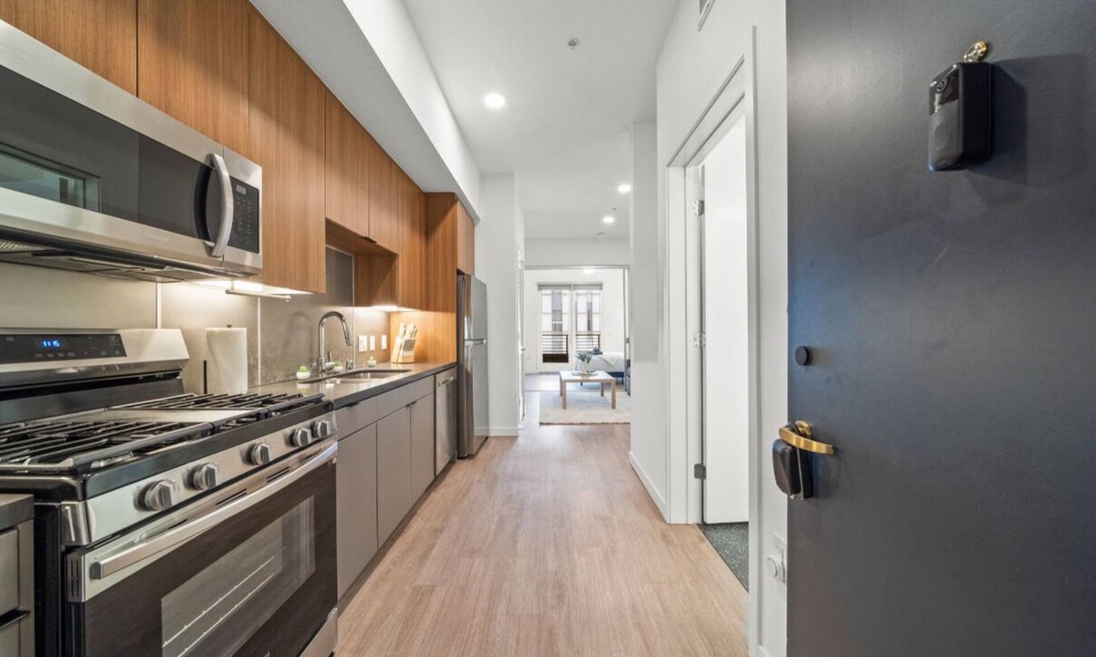 West Gateway Apartment | Cozy Beachside Escape/Great Views