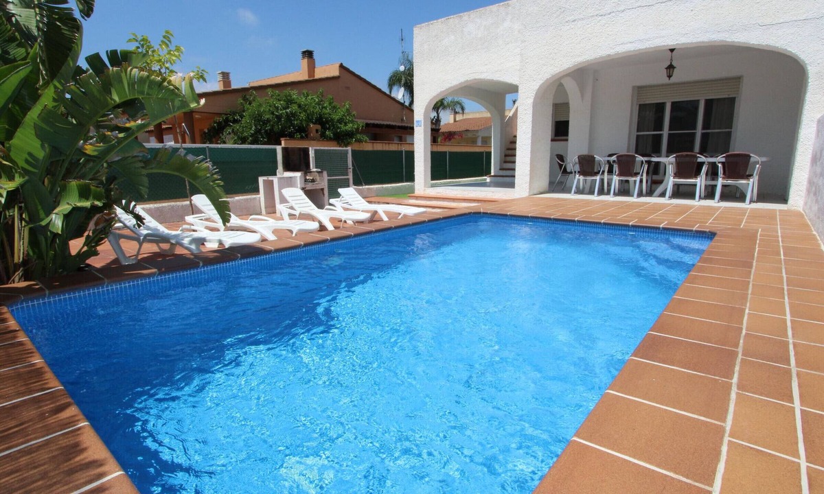 Riumar Cottage | Cozy Beachside Home: Private Pool, Pet-Friendly, WiFi, A/C Option, Near Dog Beach