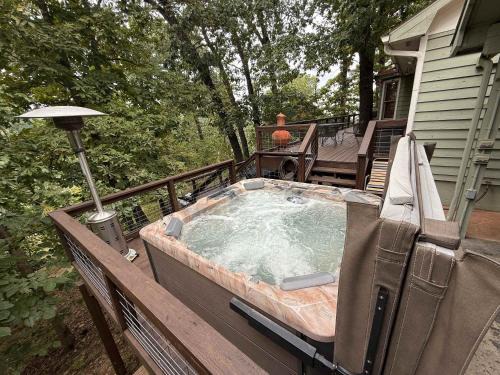 Lowell House | Cozy Beaver Lake Getaway