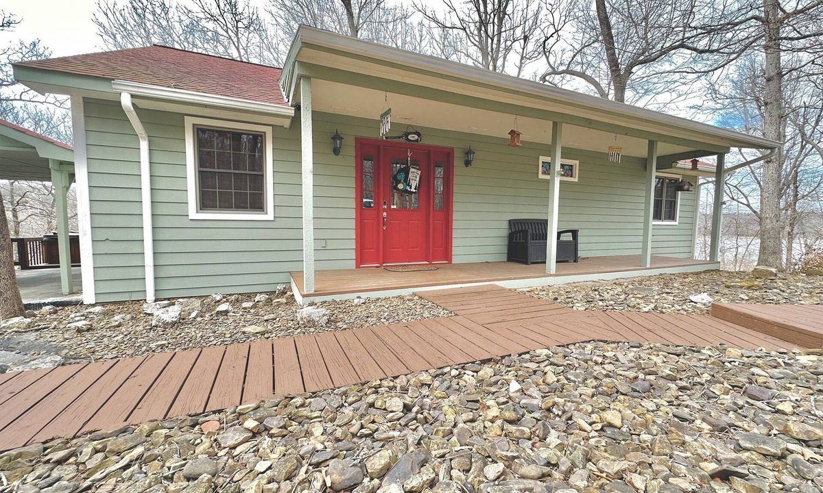 Lowell House | Cozy Beaver Lake Getaway