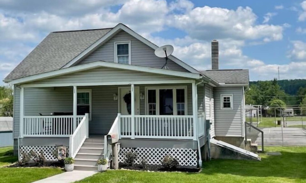 Historic Downtown Bedford House | Cozy Bedford Park Retreat