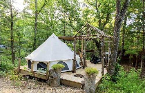 Honey Grove House | Cozy Bell Tent Retreat with Oak Bar Deck near Nature Trails, Honey Grove, TX