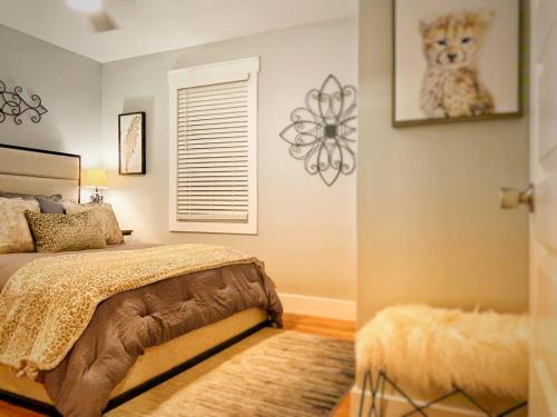 Wilmington House | Cozy Blue Bungalow Walk Downtown! Free parking!