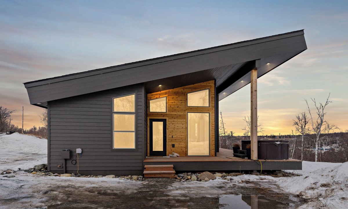 Wasilla House | Cozy Bluff Getaway with Hot Tub