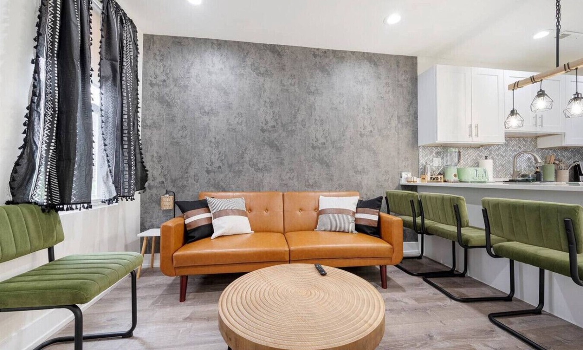 Little Village Apartment | Cozy Boho Chicago - 10 Minutes to Downtown Chicago