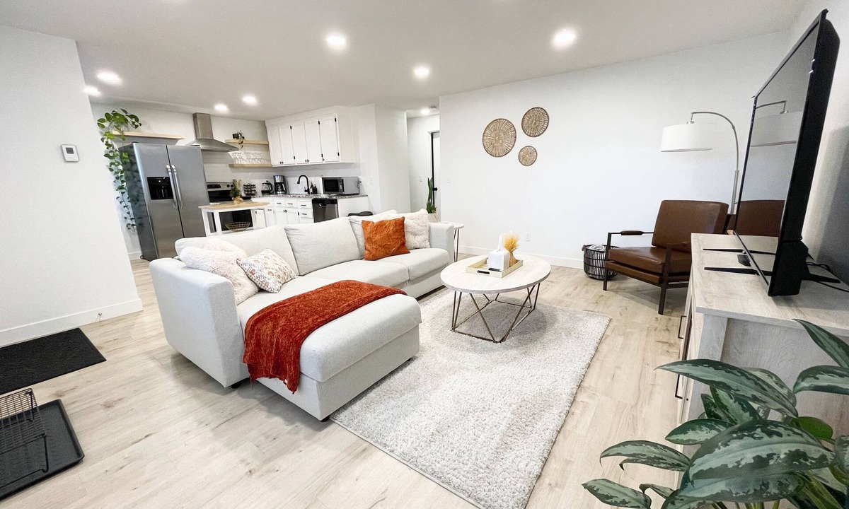 Vancouver House | Cozy Boho Inspired Duplex - with 4 person HOTUB!