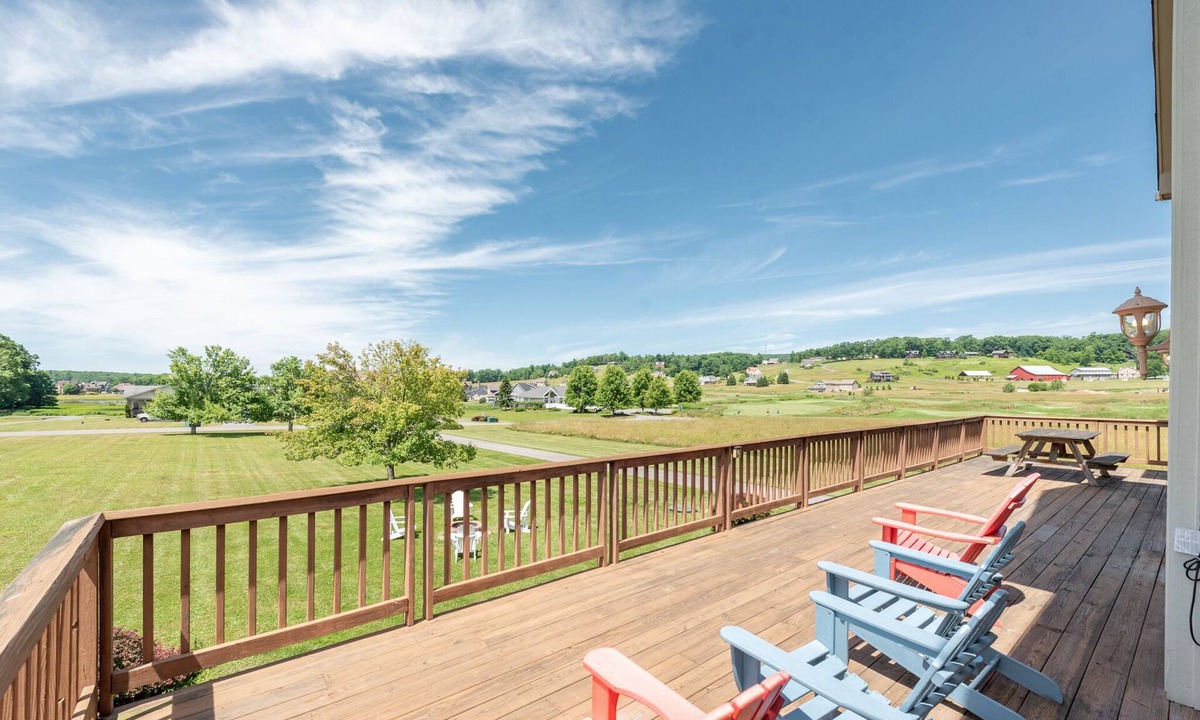 Waterfront Greens House | Cozy & Bright Family Fun w/Pool Table & Fireplaces