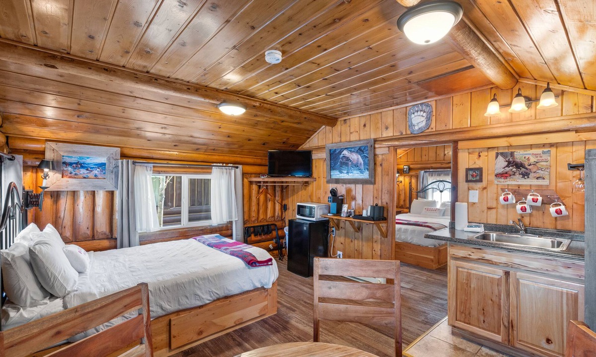 West Yellowstone Cabin | Cozy Bucking Moose, Moose Cabin with 2 Queens, just a minute from Yellowstone!