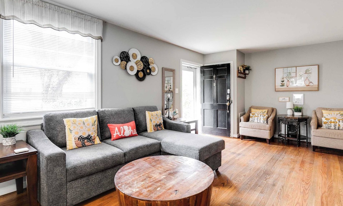 Richmond House | Cozy Bungalow | 3 Parking Spots | Fully Fenced Yard
