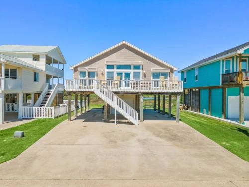 Isla Del Sol House | Cozy bungalow close to the beach with fire pit