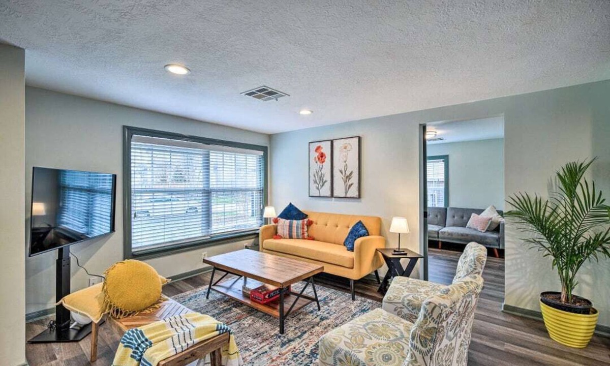Shady Acres House | Cozy Bungalow Home, The Heights, 6 miles to Downtown!