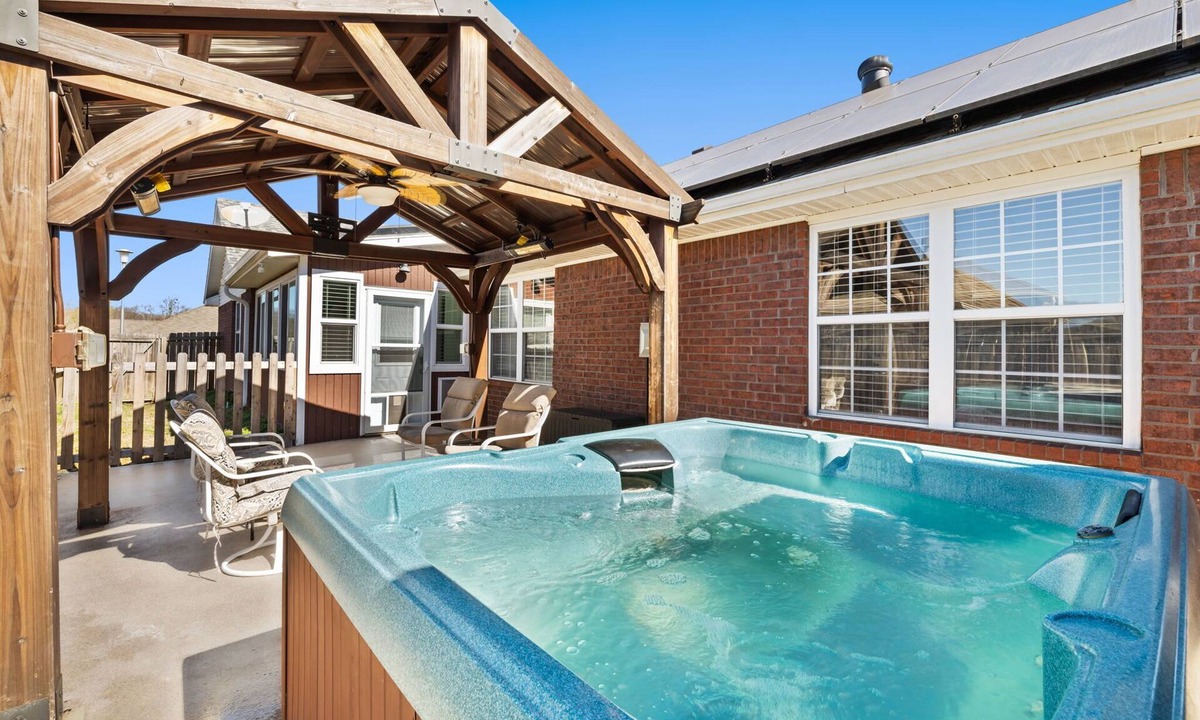 Fayetteville House | Cozy Bungalow-Hot tub-6 mi to UofA & DT-Sleeps 8