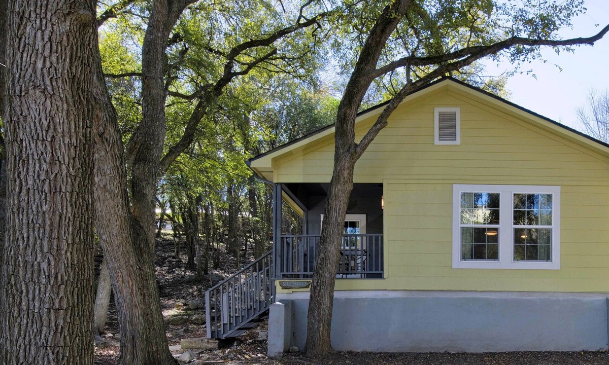 San Marcos House | Cozy bungalow in the woods, across from Texas State University!