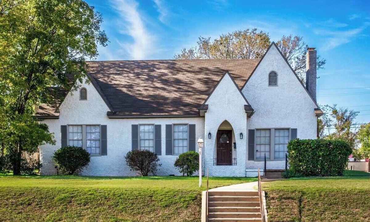 Austin Ave. House | Cozy Bungalow on Washington – Private Office