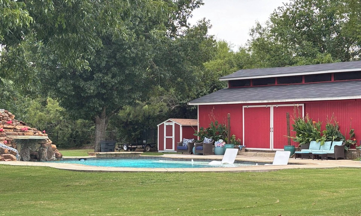 Burleson House | Cozy bungalow with full kitchen/pool in Burleson - Perfect for a cozy getaway