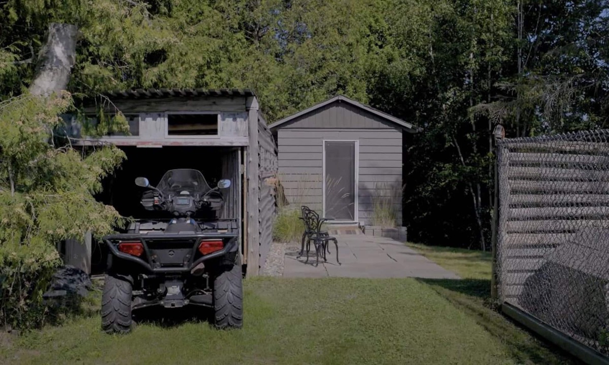 Clarington House | Cozy Bunkie by a Tranquil Freshwater Pond in Clarington, Ontario