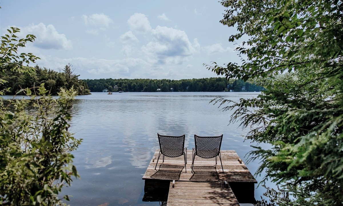 Saint-Etienne-De-Bolto Ski Chalet | Cozy chalet by a beautiful lake in Estrie!
