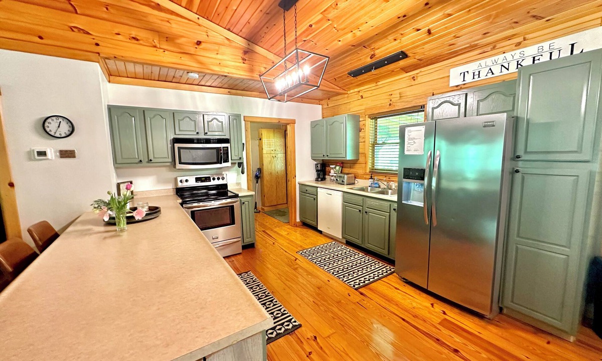 Stanton Cabin | Cozy Cabin 20min to RRG. Fire pit. HOT TUB. Welcome pets!
