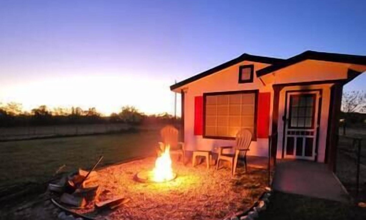Perry House | Cozy Cabin 5 min from Waco, 10 from Baylor, 15 from Silos