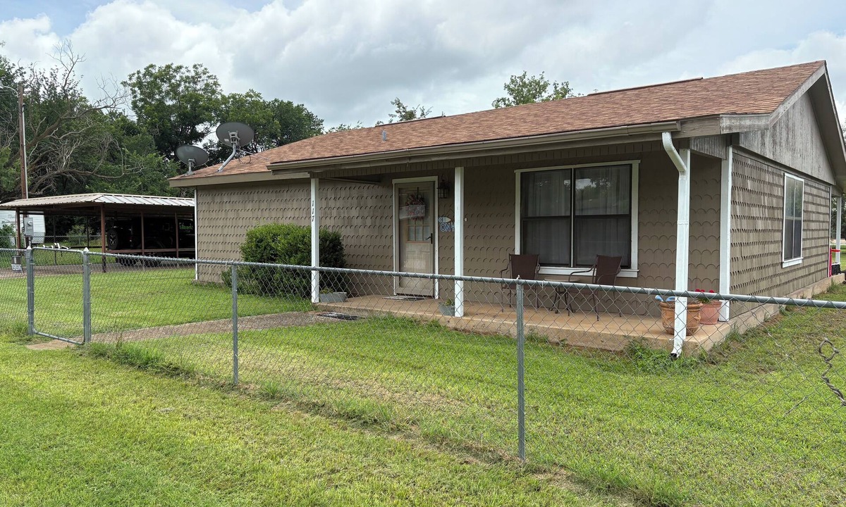 Graford House | Cozy Cabin at Possum Kingdom Lake. Close to Rocker B Ranch & local music venues.