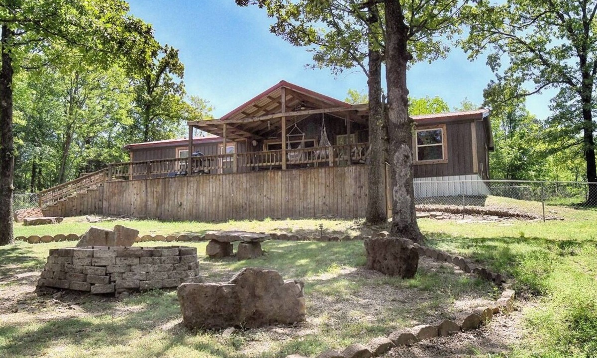 Vian Cabin | Cozy cabin escape- Unwind by the firepit & relax on the spacious deck
