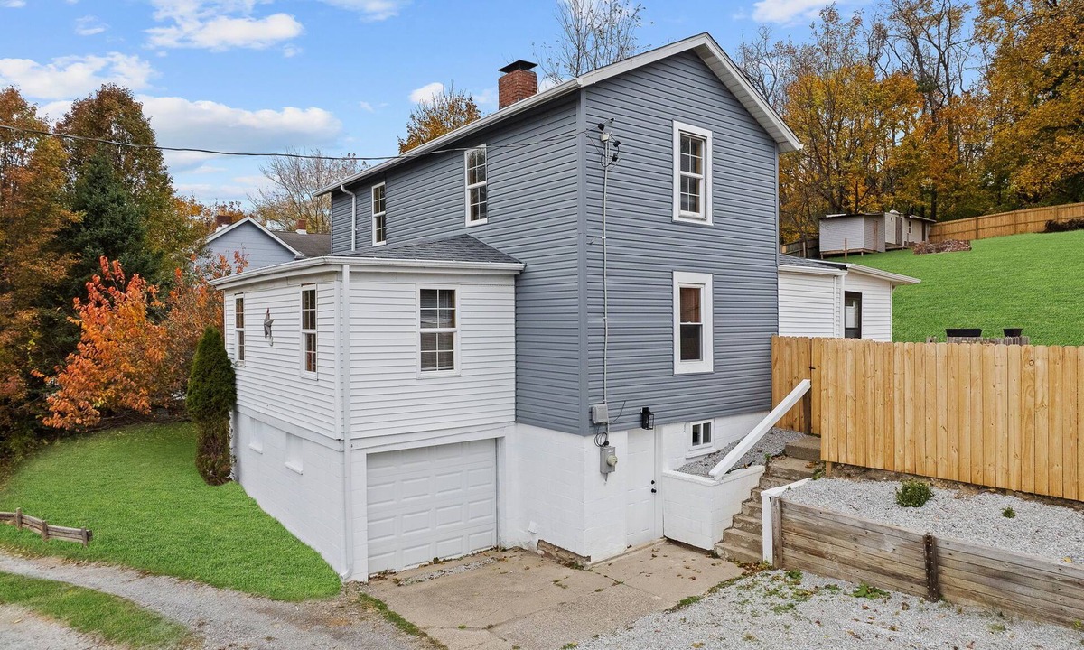 South Hills Cabin | Cozy Cabin Feel Large Yard Dog Friendly Bar