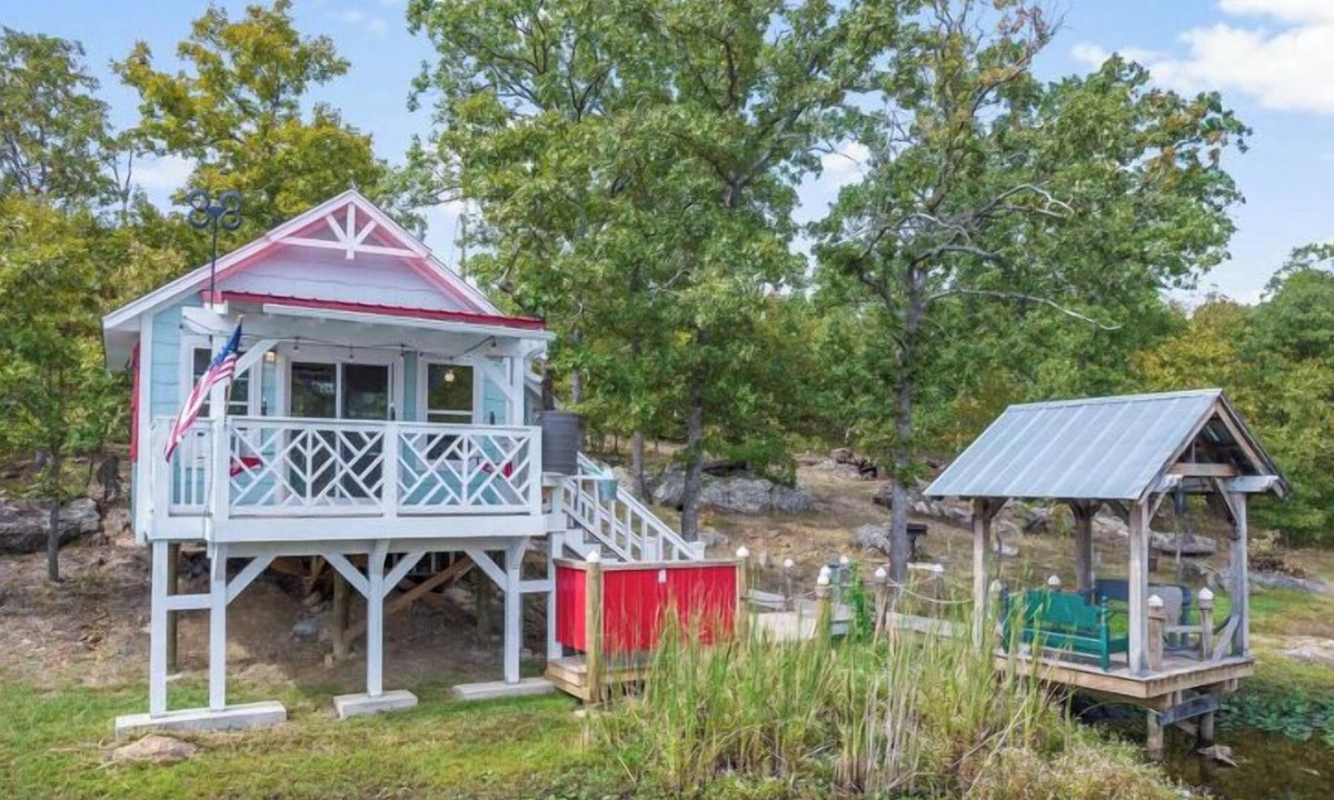 Creek County Cabin | Cozy Cabin, firepit, with 10 acres to roam, private pond and Dock, s’more’s