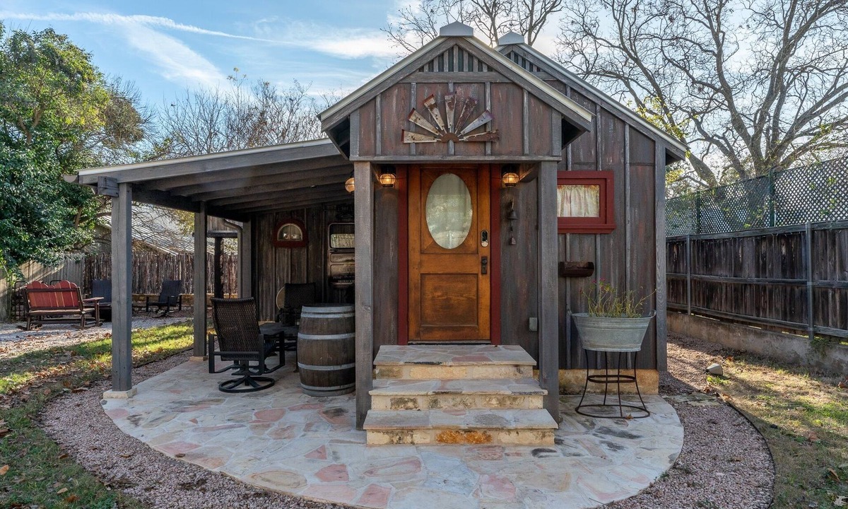 Fredericksburg Cabin | Cozy Cabin for Two 1 Block to Main