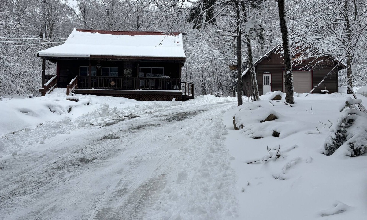 Woodford Cabin | Cozy Cabin & Fun-Filled BarnnVAST Access nNear Mt Snow & Prospect Mt