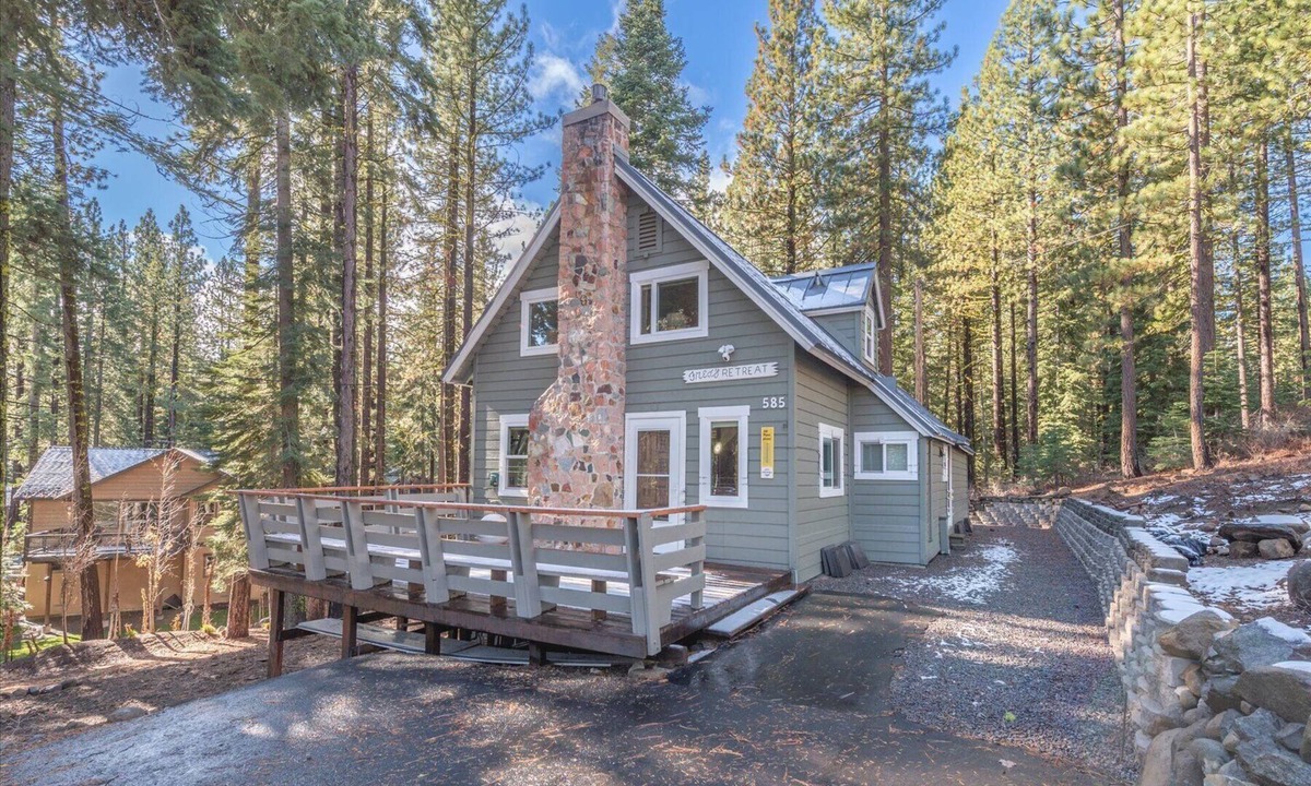 Tahoe Pines Cabin | Cozy Cabin Getaway: Mins to Beach!