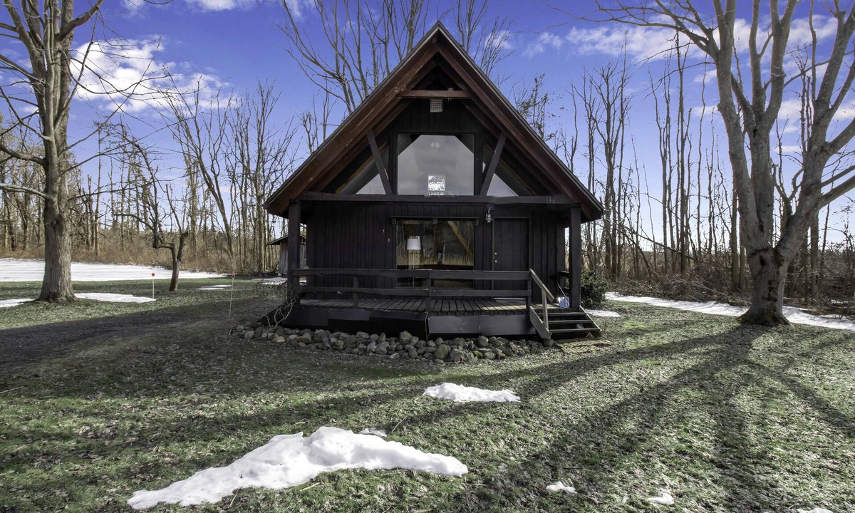 Akron Cabin | Cozy Cabin Getaway