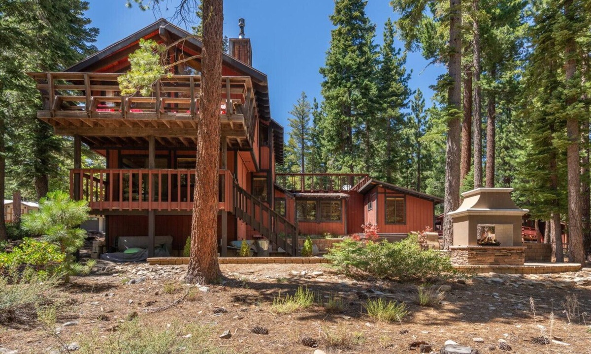 Ridgewood House | Cozy cabin hot-tub fire-pit close to ski foosball