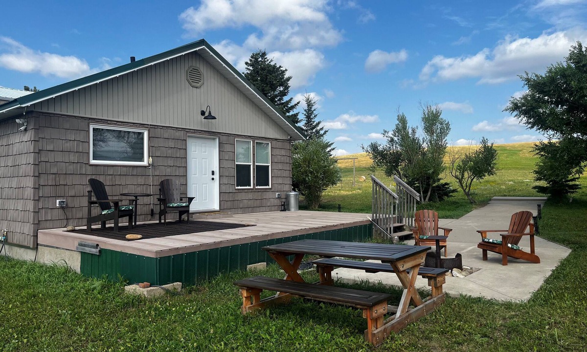 Medicine Hat Cabin | Cozy cabin in charming Cypress Hills with WiFi