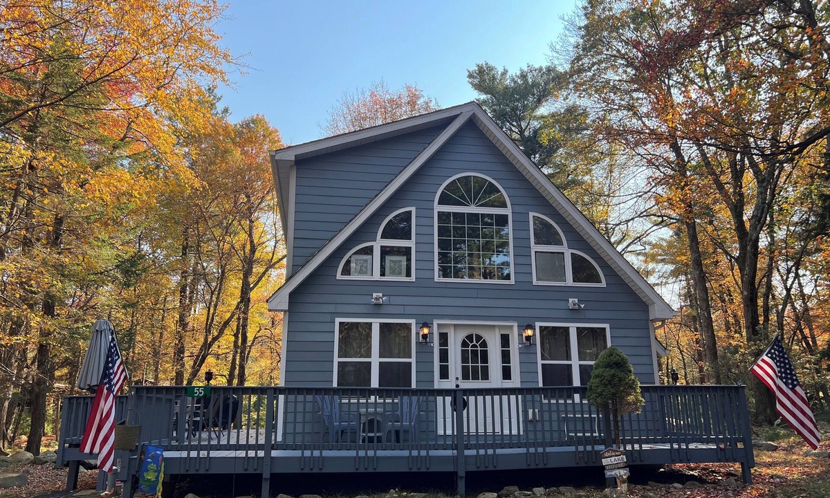Lake Harmony Cabin | Cozy Cabin in Lake Harmony, 3Bedroom+Loft w Deck, Firepit & WiFi! Dog Friendly!