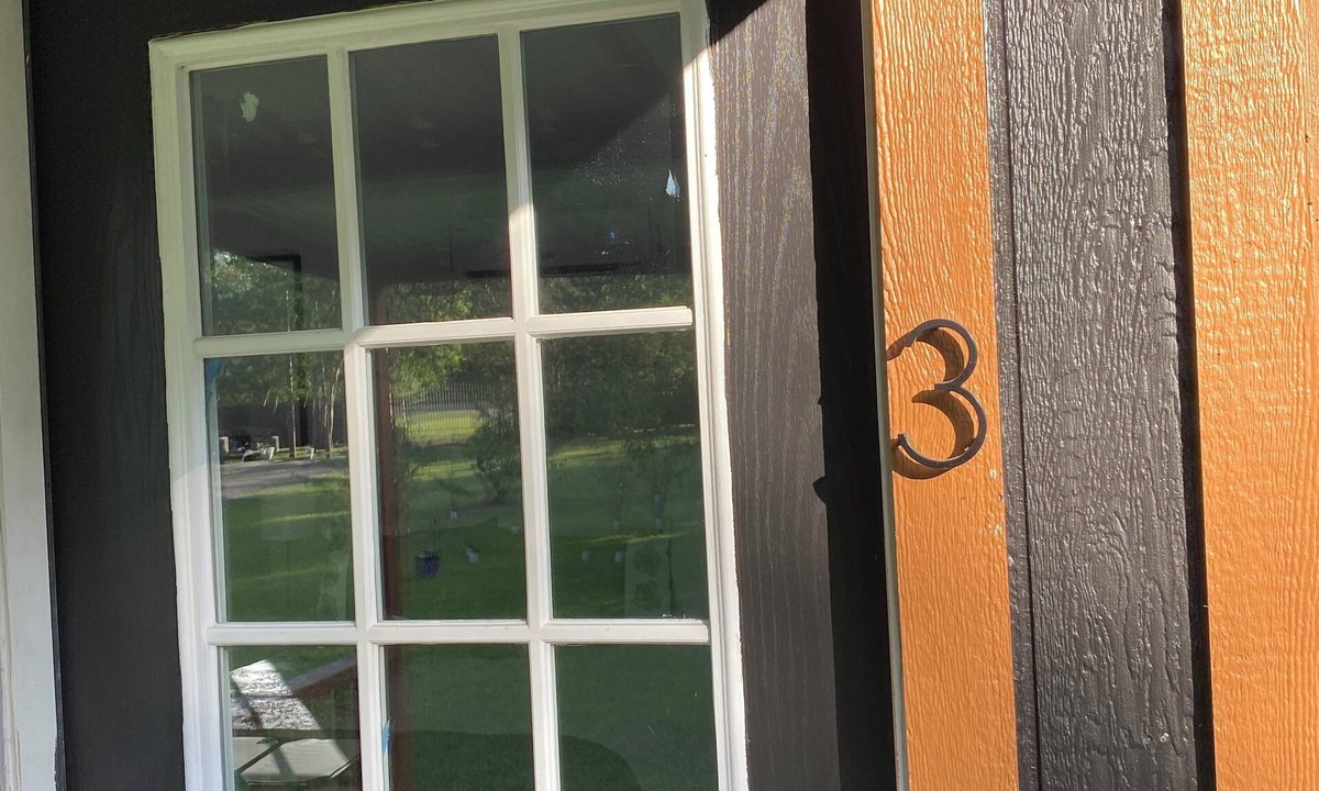 Pointblank Cabin | Cozy cabin in nice Point Blank with fitness room, pool & AC