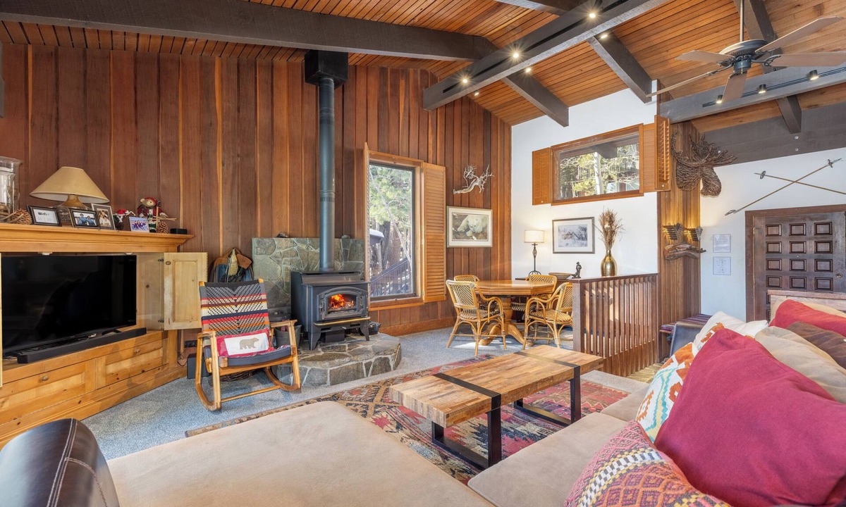 Mammoth Lakes Condo | Cozy Cabin In the Pines-Enjoy With Your Friends and Family-Walk to Canyon Lodge