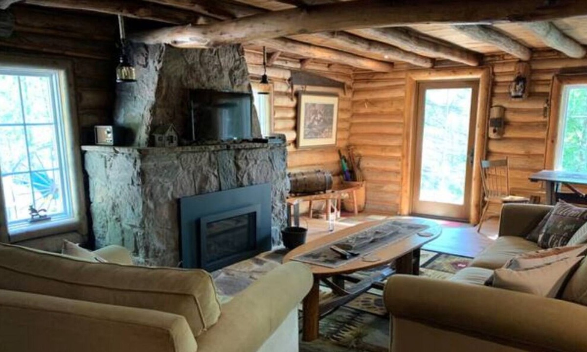 Ashburn Cabin | Cozy Cabin in the Woods