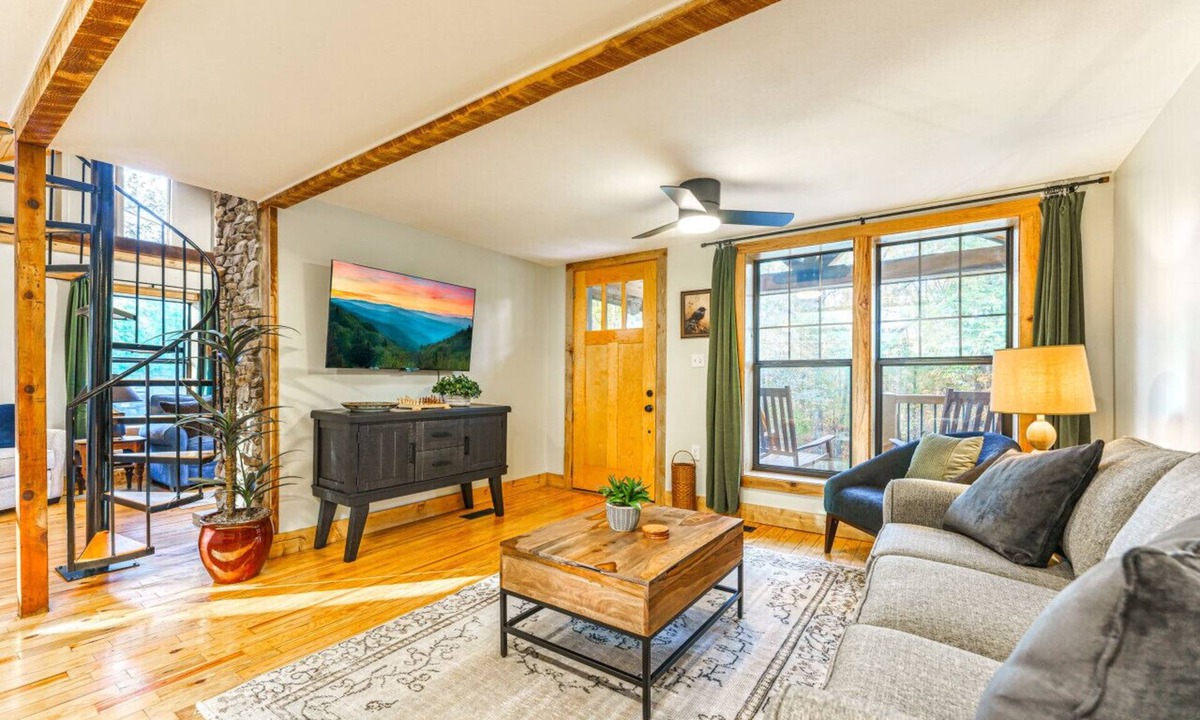 Ashley Oaks House | Cozy Cabin in the Woods w/Playroom, Deck & Lounge