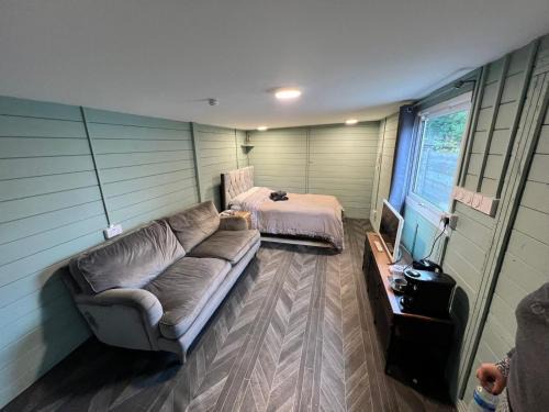 Guildford House | Cozy cabin independent ensuite