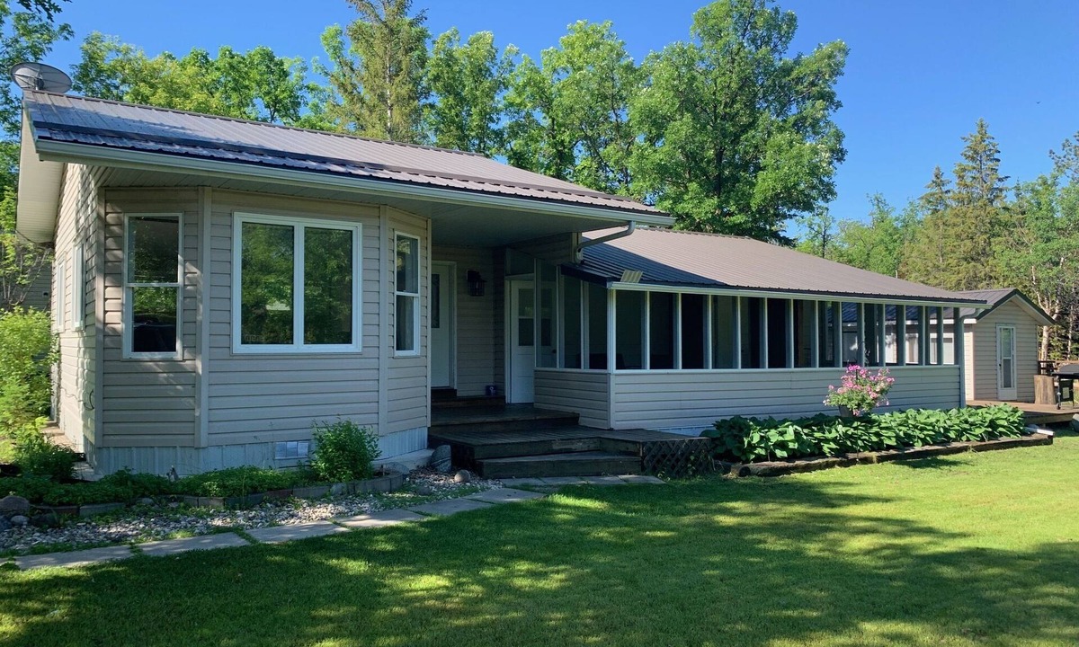 New Bothwell Cabin | Cozy cabin just a few minutes walk from St. Malo Provincial Park & Beach!