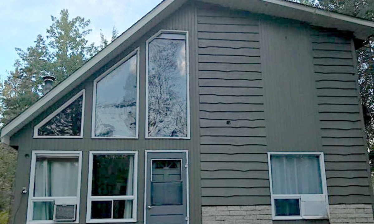 Arnes Cabin | Cozy cabin located in Arnes, 5 minute walk away from the beach