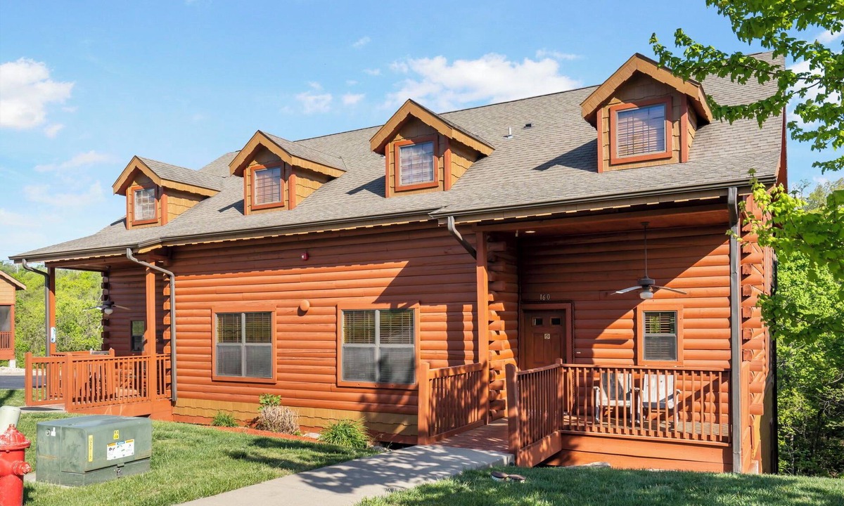 Branson Theater District Cabin | Cozy Cabin Near 76 Strip Pool & Games