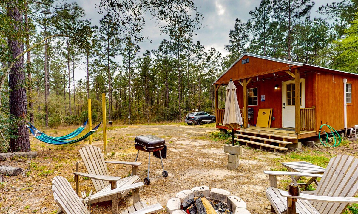 Colmesneil Cabin | Cozy Cabin Near Lakes w/ Hammock & Outdoor Shower