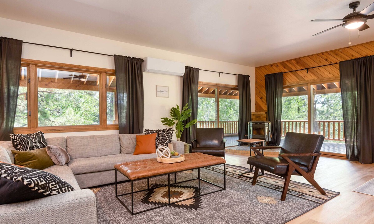 Mammoth Creek Cabin | Cozy Cabin next to State and National parks w/Hot Tub!