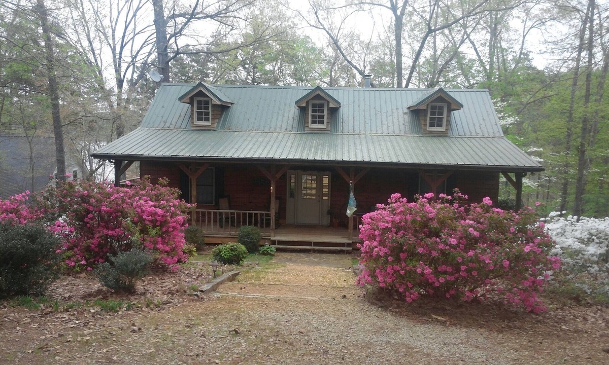 Martin Cabin | Cozy cabin on Lake Hartwell. Spring Break Time! Book Today!