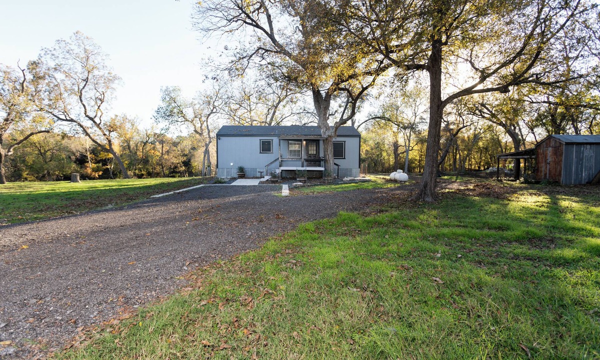 Belton Cabin | Cozy cabin on the Creek with WiFi and AC in delightful Belton