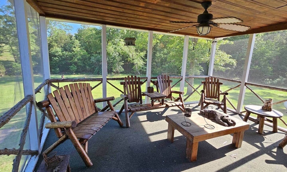 Grubville House | Cozy Cabin Retreat - Sleeps 8 - 1 Hr from STL